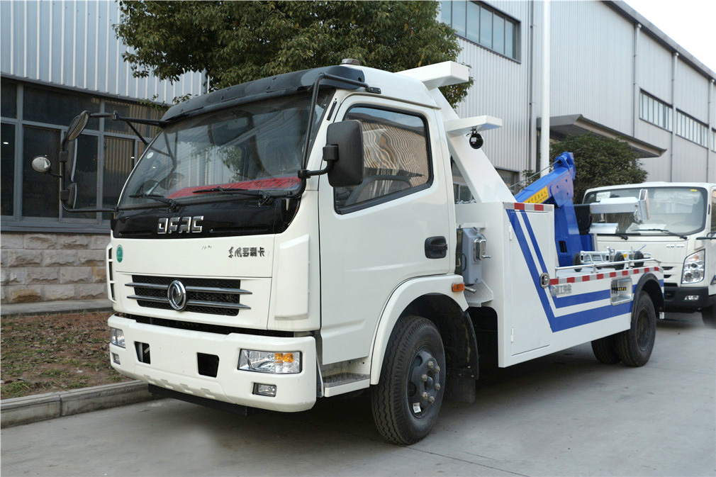 東風(fēng)多利卡黃牌一拖一清障車(chē)