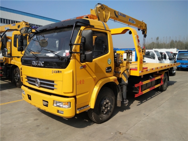 東風多利卡帶吊清障車13w